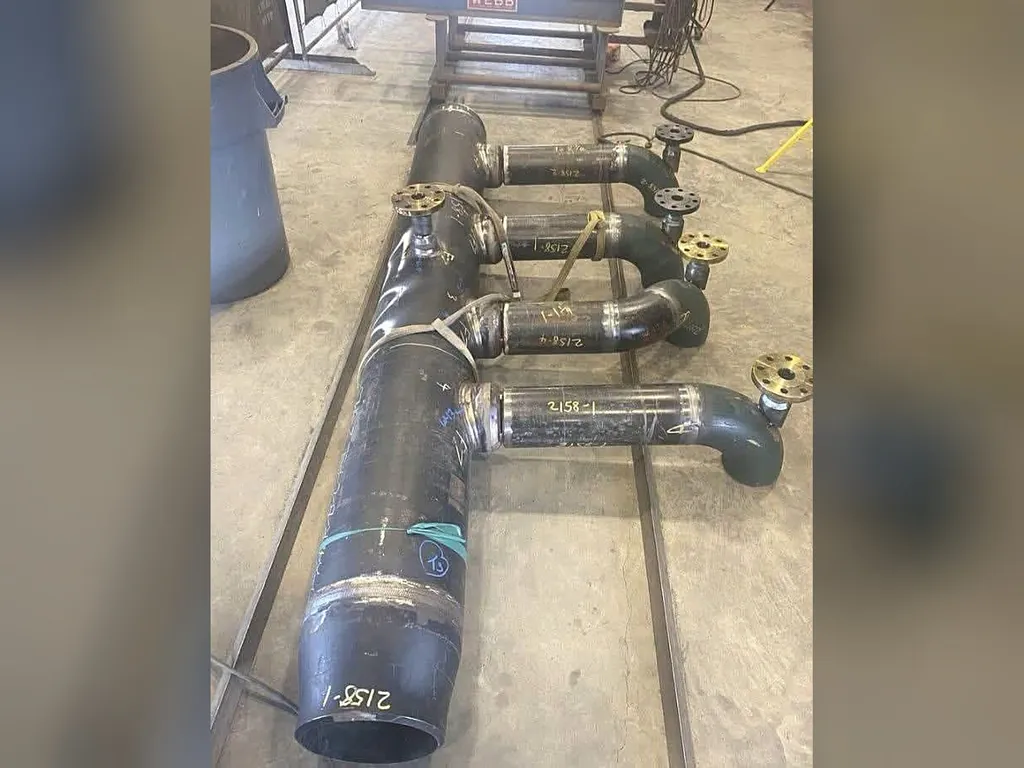 Manifold de tubulação industrial fabricado com flanges e cotovelos