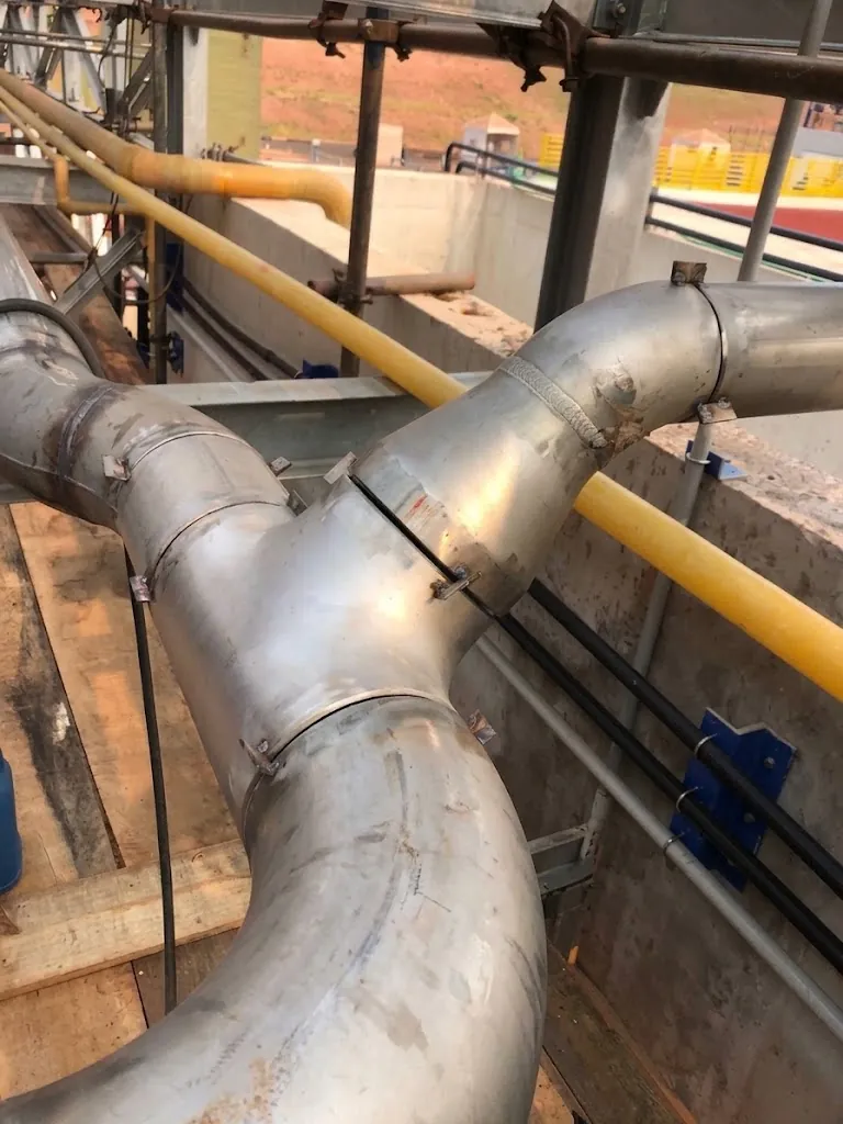 Tubulação industrial montada em obra com cotovelos soldados